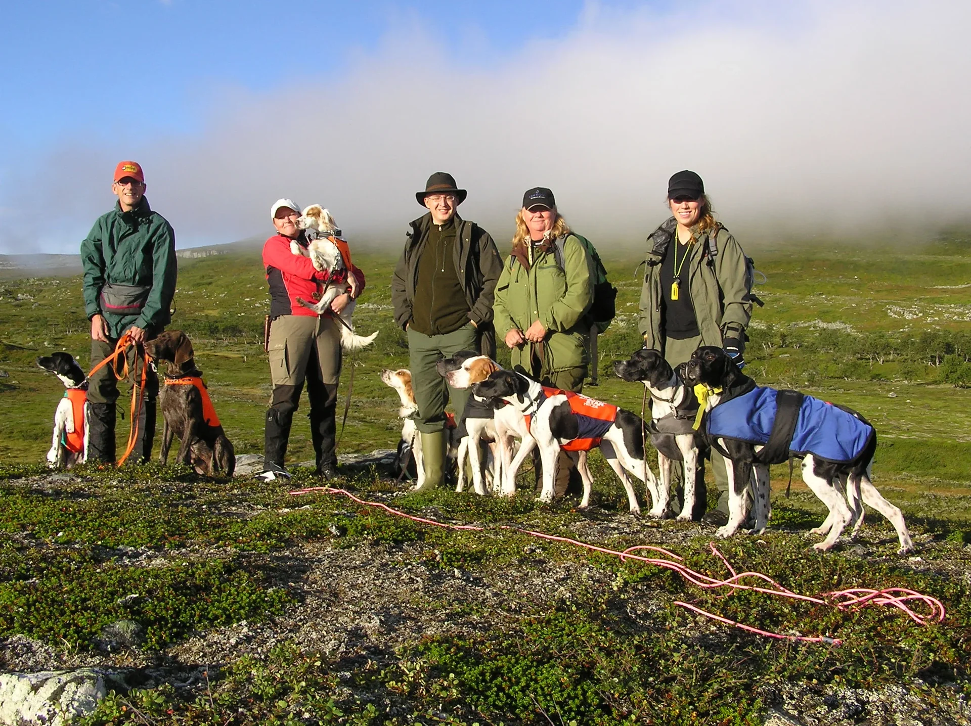 Jägare med hund på ripjakt