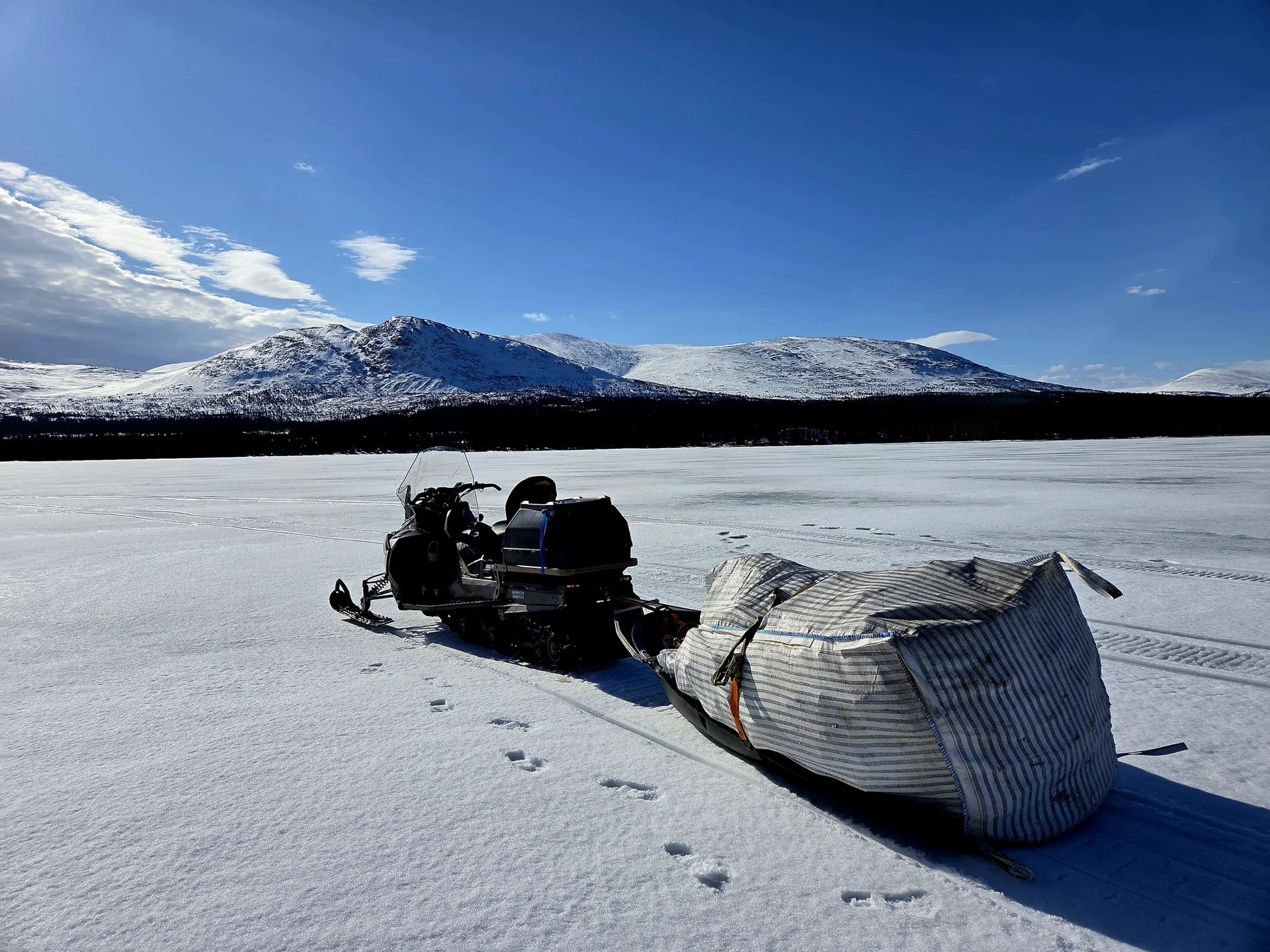 Transport med Polaris Ranger genom snötäckt fjälllandskap
